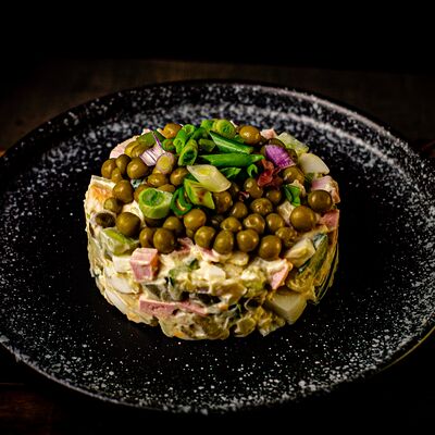 Оливье с ветчиной в У Сватов по цене 390 ₽