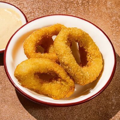 Кольца кальмара с соусом Цезарь в Антрекот по цене 485 ₽