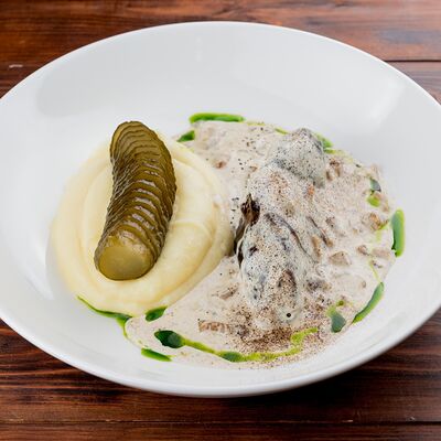 Томленая говяжья щека, белые грибы в сливках, картофельным пюре в Трактир Колесо по цене 973 ₽