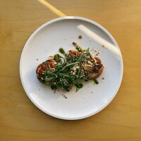 Тост с вялеными томатами и соусом песто в Let it be