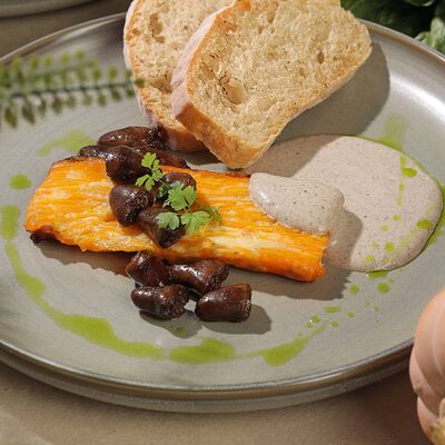 Жареные куриные сердечки с гратеном из тыквы, муссом из белых грибов и зеленым масломв Four по цене 590 ₽