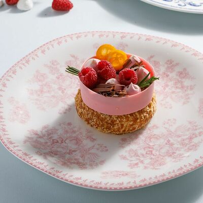 Десерт Шу с ванильным кремом и малиновым муссом в Кукумбер по цене 690