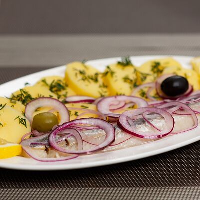 Сельдь с теплым картофелем в Сандро по цене 635 ₽