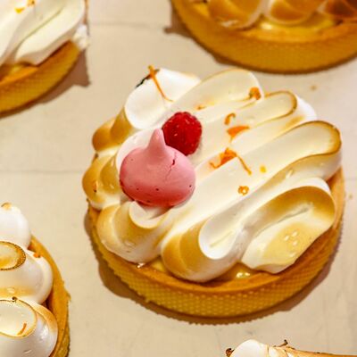 Лимонный тарт с безе в СушиBox по цене 21000 ₽