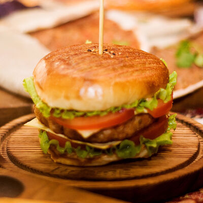 Бургер с курицей в Mangal House по цене 580 ₽