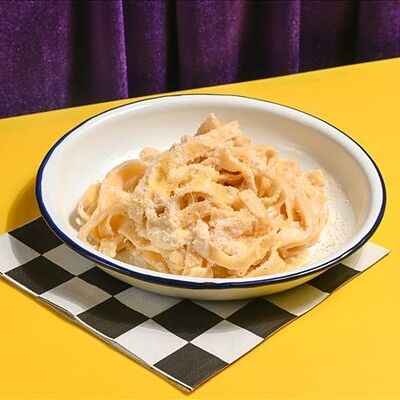 Феттуччине в головке пармезана в Cheesemania по цене 460 ₽