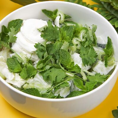 Салат из свежих овощей с творожным сыром в Сырник по цене 410 ₽