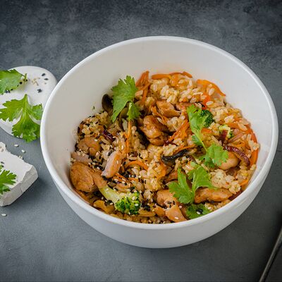 Жареный рис с курицей в BowlMe по цене 450 ₽