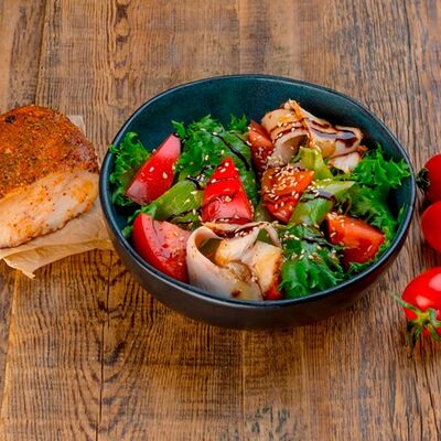 Салат с пастрами из куриной грудки и цитрусовой заправкой в Хинкальная Кацо по цене 355