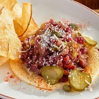 Тартар из говядины с трюфельным соусом в BBQ Beer Restaurant