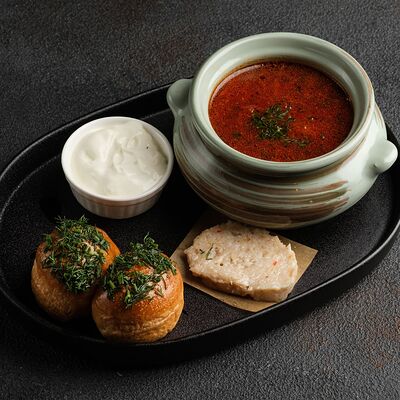 Борщ с мясом, сметаной и пампушками в Де'рибас по цене 715 ₽