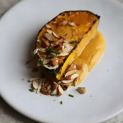 Печенная тыква с миндалем в Tin по цене 500 ₽