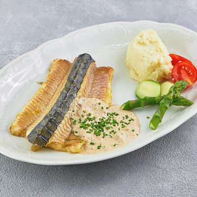 Подкопченая спинка стерлядки с нежным пюре и соусом рассол в Царь по цене 3190 ₽