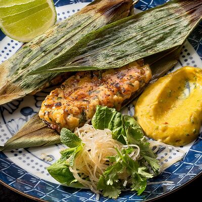 Рубленные морепродукты в бамбуковых листьях в Хариzма по цене 490