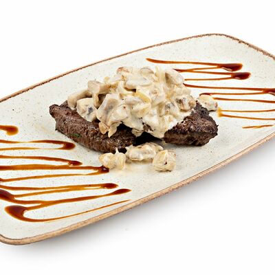 Медальоны из телятины под грибным соусом в Кафе на развилке по цене 1202 ₽