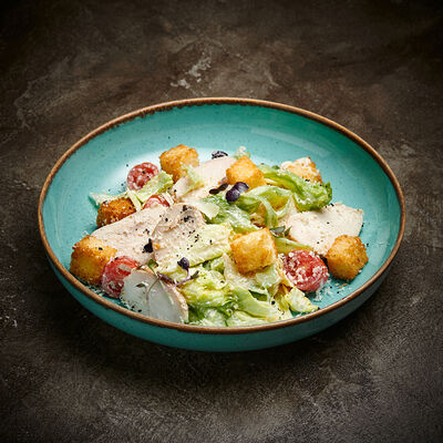 Цезарь с куриным филе и гренками бриошь в Корчма по цене 520