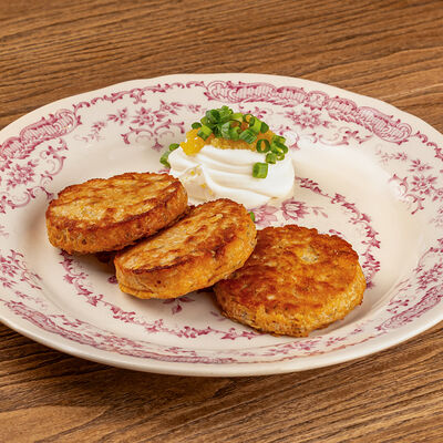 Икряники с соусом из сыра креметте, сметаны и хрена в Казак по цене 490 ₽