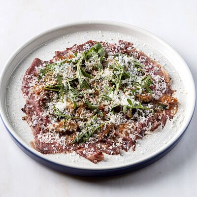 Копченый ростбиф из пиканьи с грибами, каперсами, руколой и пармезаном в Brasserie Lambic по цене 1080 ₽