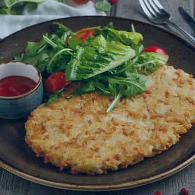 Куриныйшницель с картофелем и салатомв Емеля по цене 700 ₽