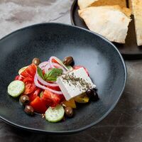 Греческий салат с питой в Hamster