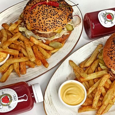 Бургер Монтана, картофель фри, сырный соус в Бар Пиф-Паф по цене 1640 ₽