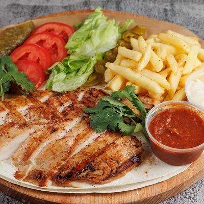 Тарелка с курицей на гриле в Мясоед по цене 990 ₽