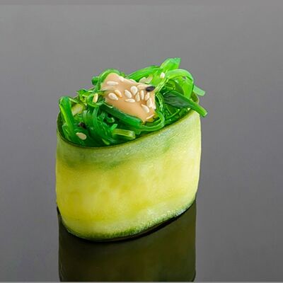 Гункан Чука в огурце в Суши и Роллы по цене 97 ₽