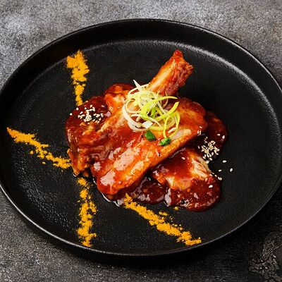 Китайские ребрышки в соусе в Sushi & More по цене 530 ₽
