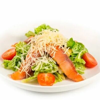 Салат Цезарь с копчёным лососем в Чешский дворик по цене 550 ₽