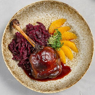 Утиная ножка, шукрут, соус порто и апельсин в Гастробар DOM по цене 560