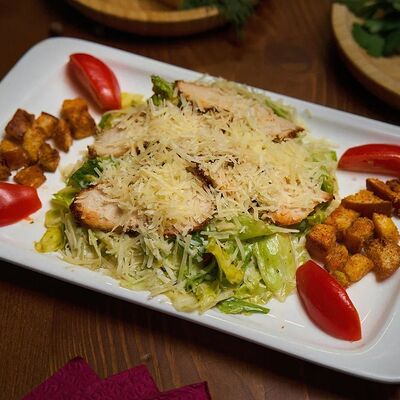 Салат Цезарь с цыпленком в The Кухня по цене 450 ₽