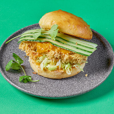 Бургер с хрустящей курицей том ям в Шикари по цене 560