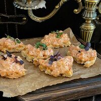 Тапасы с тартаром из лосося в Tangiers Lounge