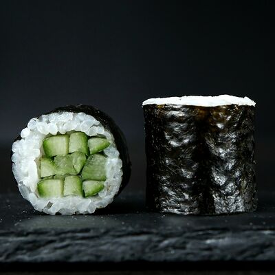 Классика-ролл с огурцом в Loca Pizza по цене 320 ₽