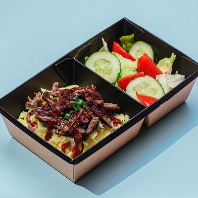 Сундук с кониной с картофельным пюре на сливках и овощами в Тюбетей по цене 748 ₽