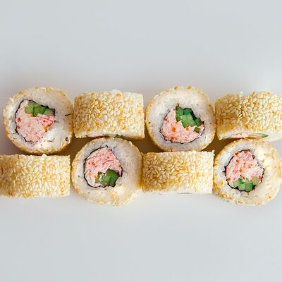 Ролл Калифорния в кунжуте с крабом в Mad Chicken по цене 430 ₽