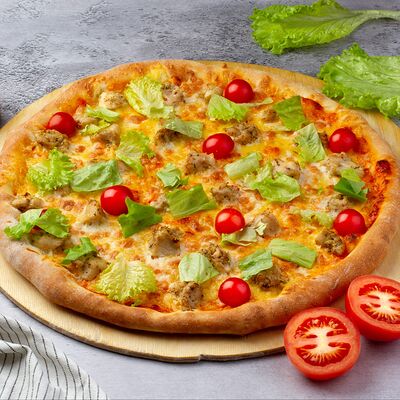 Пицца Цезарь с курицей в Пекарня Кулинария Пиццерия ОБОЖАЮТВСЕ! по цене 999 ₽