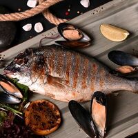 Дорада на гриле с мидиями в Domum