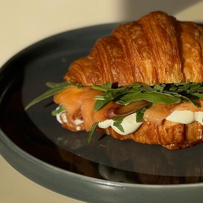 Круассан с лососем в Zanoza Open Bar по цене 820 ₽