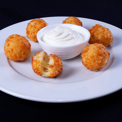 Сырные шарики с чесночным соусом в Комедия по цене 16 р.