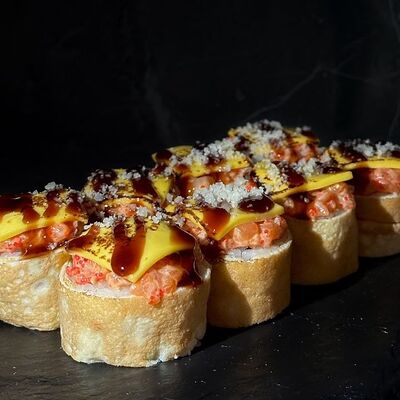 Ролл с лососем и крабом в Хорошие руки - Роллы по цене 985 ₽