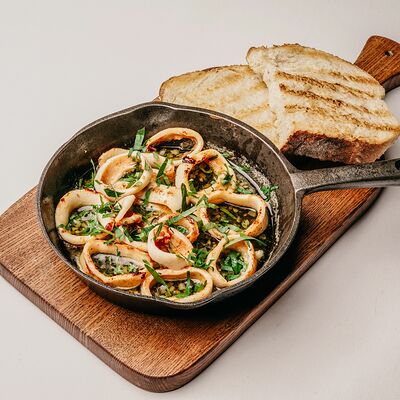 Кальмар с чесноком и петрушкой в Клёво по цене 1050 ₽