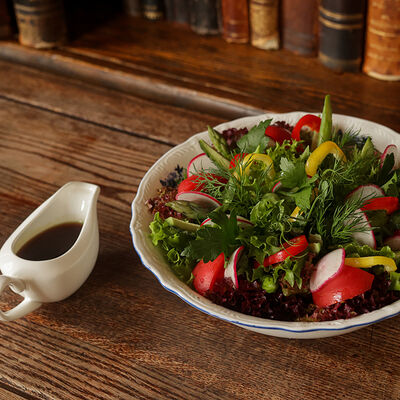 Гранд салат из овощей с трюфельной заправкой в Кафе Пушкинъ по цене 1840 ₽