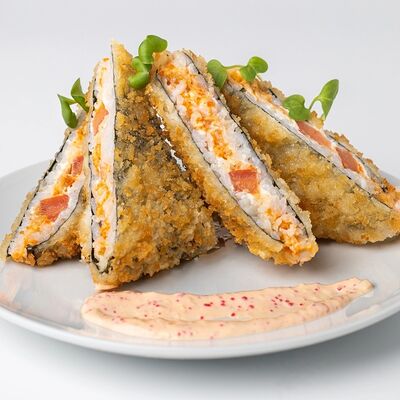 Сэндвич ролл с лососем и соусом териякив Sushi Go по цене 465 ₽