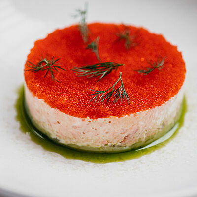 Мимоза с копчёной форелью и икрой тобико в Клёво по цене 860 ₽