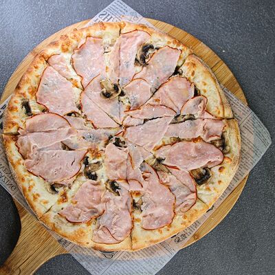 Пицца с ветчиной и грибами в На югах по цене 830 ₽