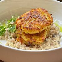 Драники с жюльеном из курицы с грибами в Kraffin Bakery