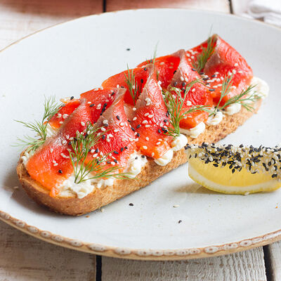 Брускетта с малосольным лососем в Пекарня Мишеля по цене 650 ₽