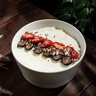 Каша рисовая с ягодой в Грин по цене 350 ₽