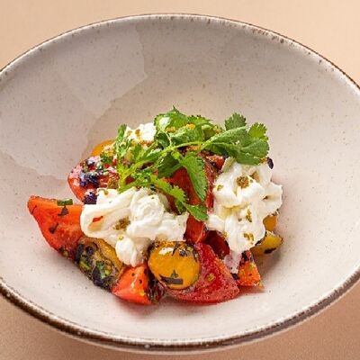 Спелые томаты с базиликом и страчателлой в Швили по цене 695 ₽